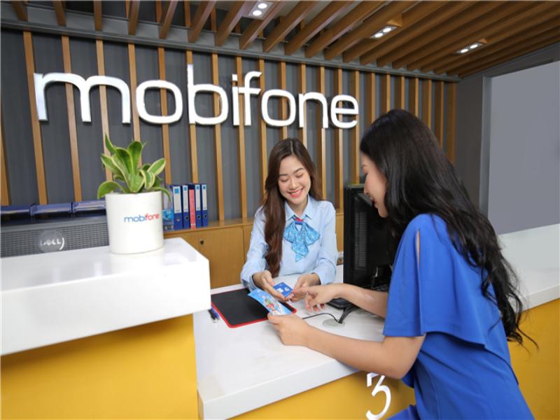 Giao dịch viên Mobifone tiếp đón khách hàng